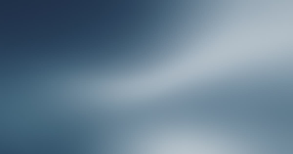 Abstraktní mist gradient v tmavě modré a světle stříbrné symbolizující compliance vrstvy a auditní procesy pro AI generovaný produktový obsah