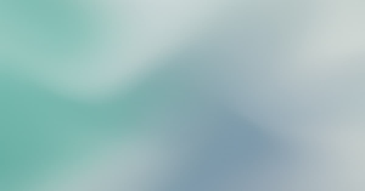 Abstraktní mist gradient mísící jemnou tyrkysovou a světle stříbrnou symbolizující vrstvy konzistence brand voice pro AI generovaný produktový obsah