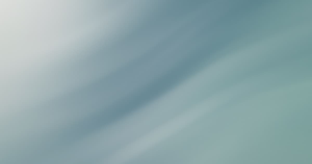 Abstraktní plynoucí gradient ve stylu mist v ocelově modré a světle stříbrné barvě symbolizující zpracování katalogových dat AI asistenty