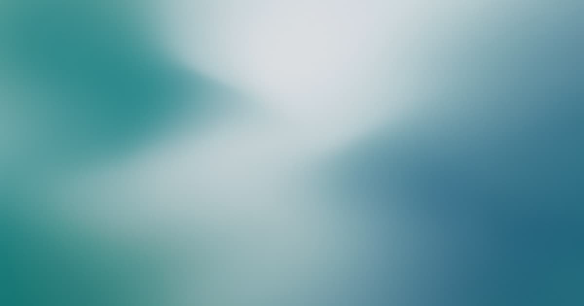 Jemný plynoucí abstraktní gradient ve světle tyrkysové a tlumené ocelově modré symbolizující vícejazyčné překladové workflow produktových dat