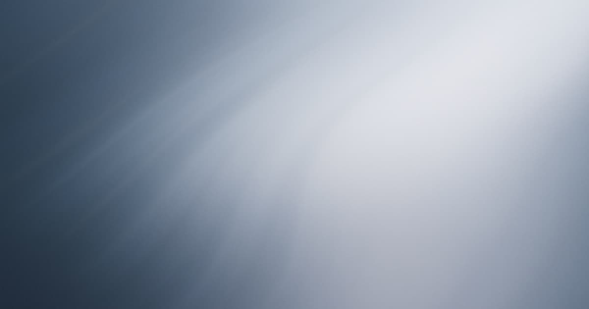 Abstraktní mist gradient v tmavě modré a světle stříbrné symbolizující AI crawlery přistupující k e-commerce obsahu