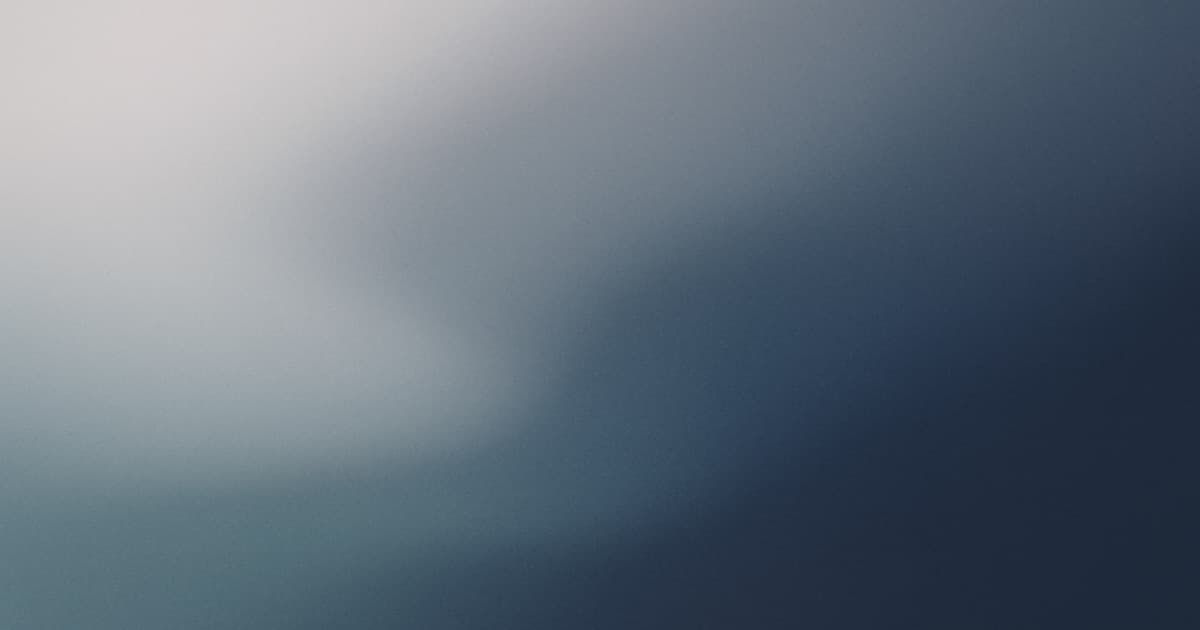 Abstraktní gradient ve stylu mist v stříbrných a tyrkysových tónech symbolizující kontrolu kvality feedu a automatizované testovací pipeline