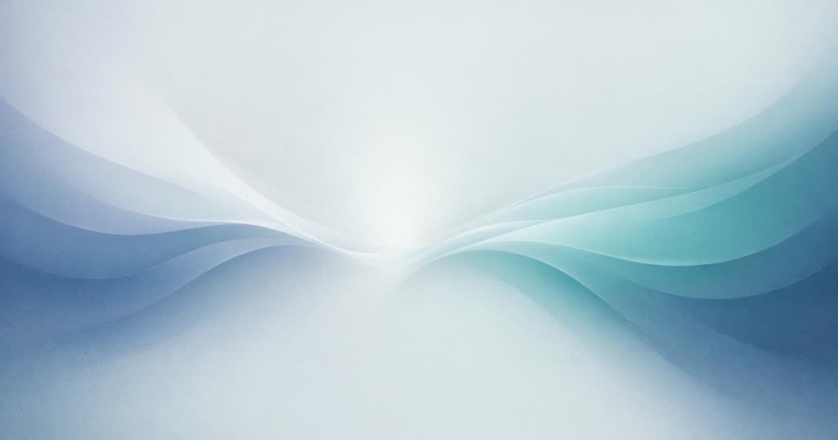 Abstraktní mist gradient ve stříbrné, modré a teal barvě symbolizující jedno produktové schéma a více kanálových exportů