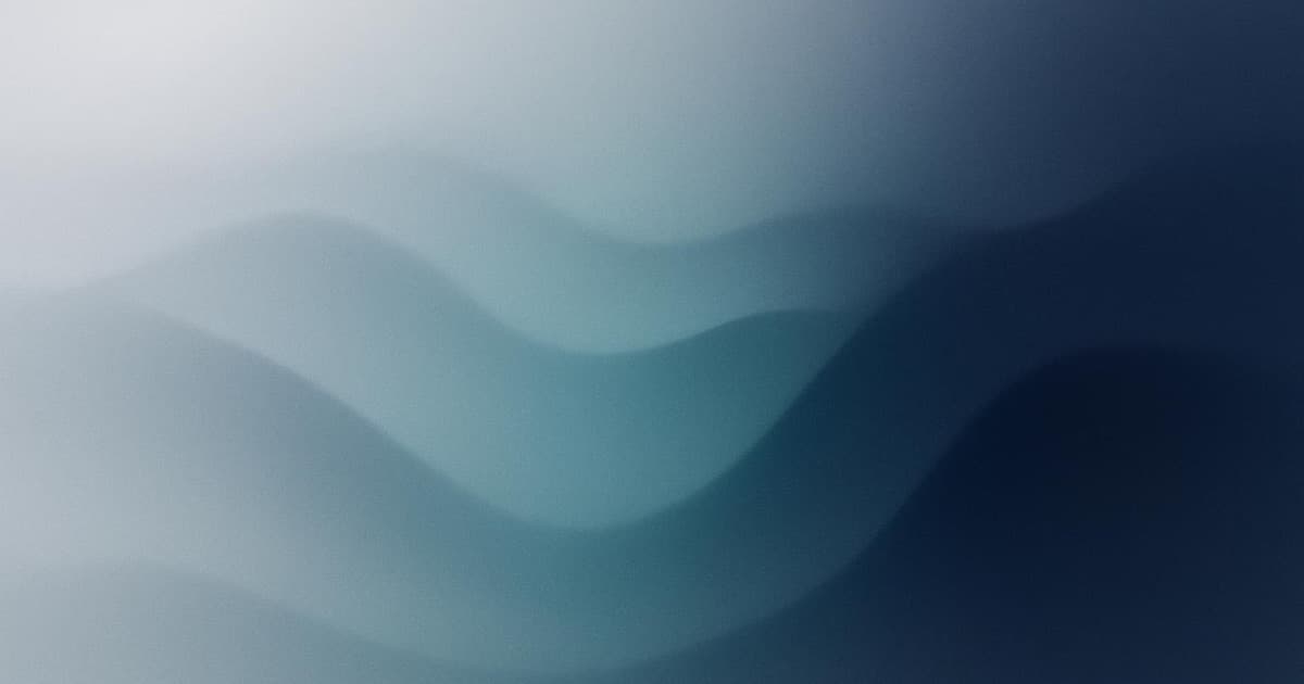 Abstraktní mist gradient se třemi vrstvami znázorňujícími čištění, normalizaci a obohacení produktových dat