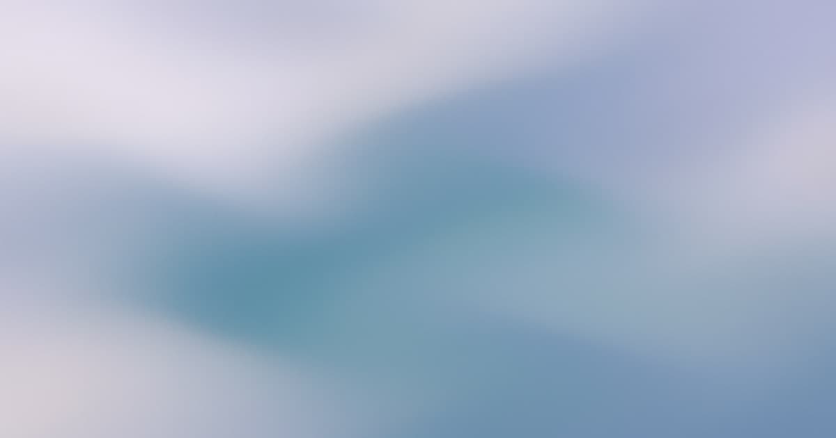 Jemný abstraktní mist gradient ve světle levandulových a ocelově modrých tónech symbolizující AI indexování obrázků a vrstvy metadat