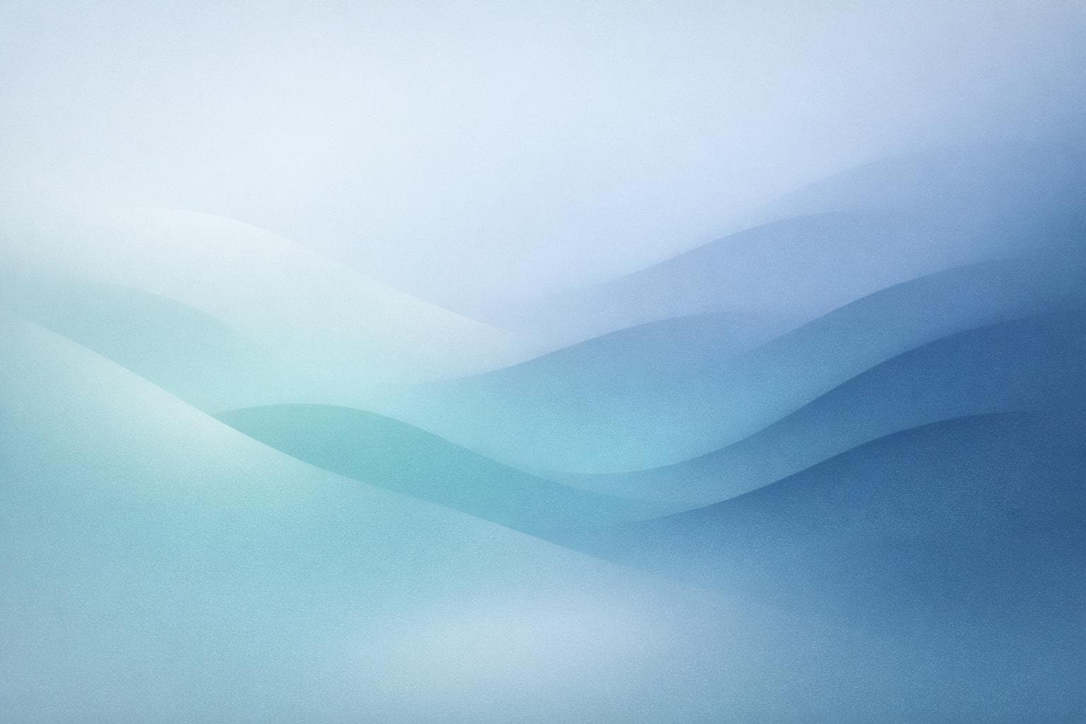 Abstraktní mist pozadí v šedo-modrých a teal tónech symbolizující čistou strukturu variant podle velikosti, barvy a balení