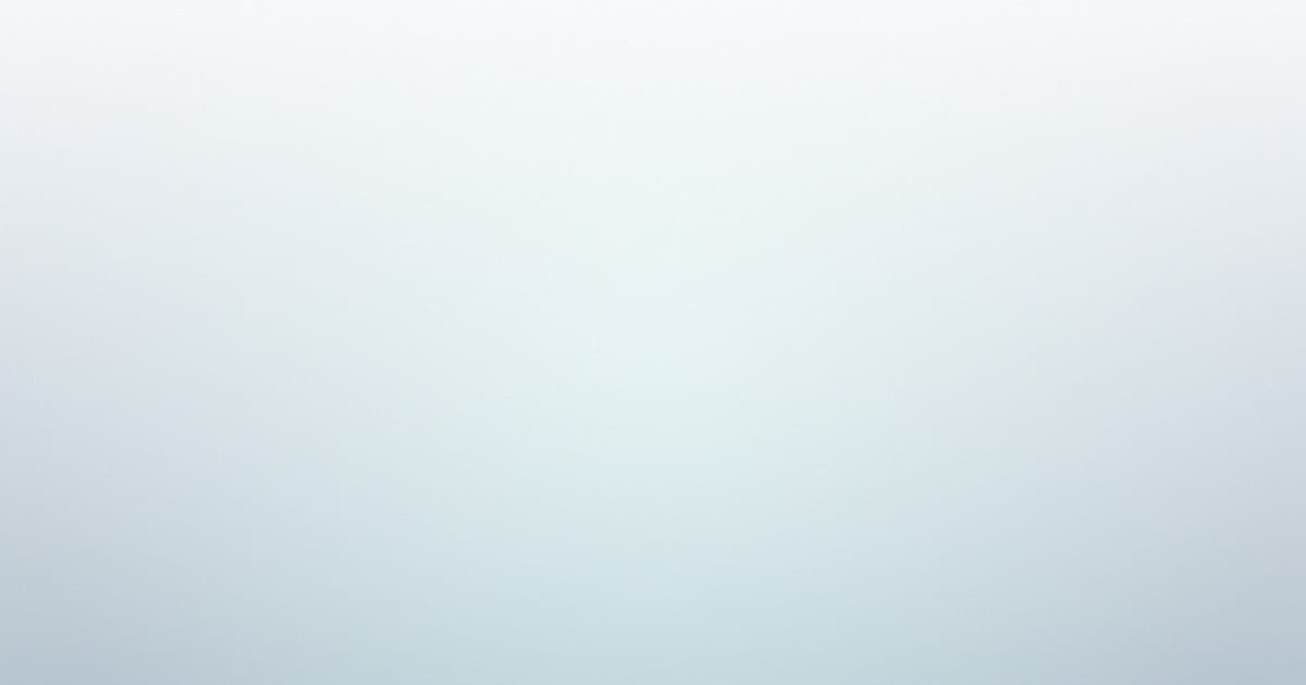 Abstraktní mist gradient znázorňující posun e-commerce do AI kanálů